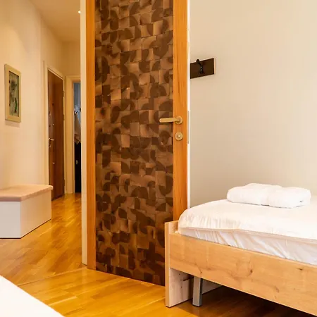 Signature 12 Tirana